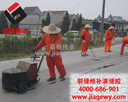萬通公路養(yǎng)護隊停止瀝青灌縫膠灌縫作業(yè)，確保高考學(xué)生安全通暢出行