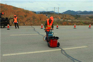 水泥混凝土道路路面的伸縮縫需要灌縫什么樣的瀝青材料呢？
