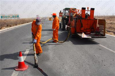 針對(duì)道路路面裂縫,應(yīng)采取什么樣的嘉格灌縫膠進(jìn)行灌縫處理呢？